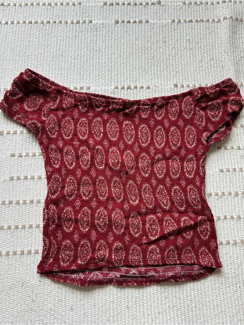 Off-Shoulder Red Patterned Crop Top - Picture 2 of 4